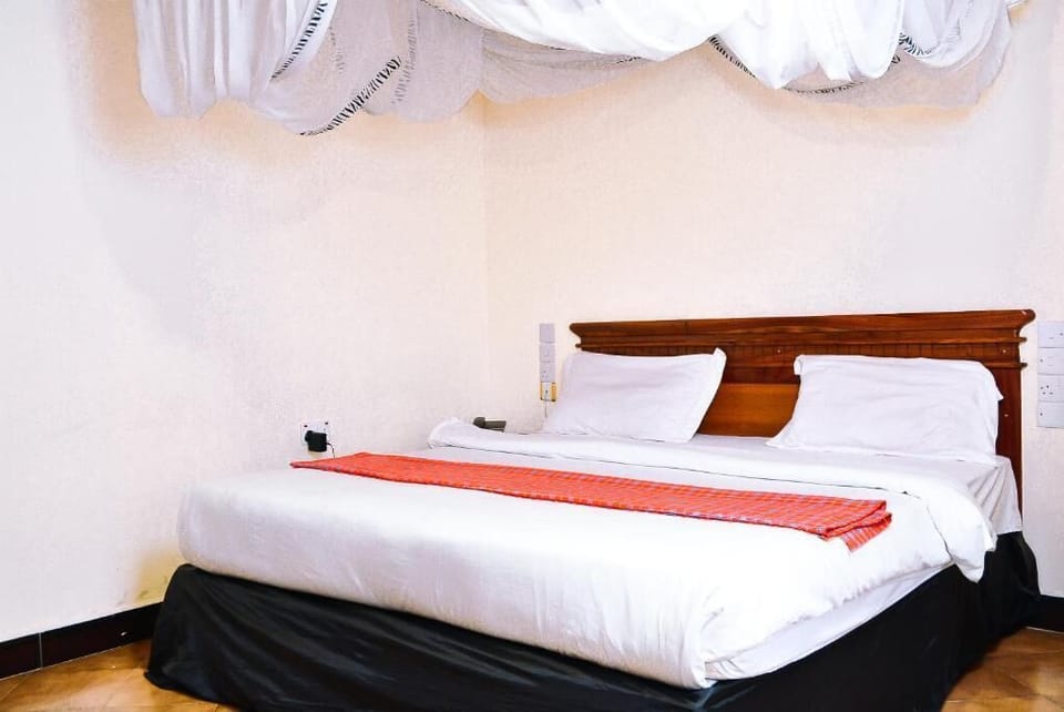 Standard Single Room | Bathroom | Shower, hair dryer, slippers, towels