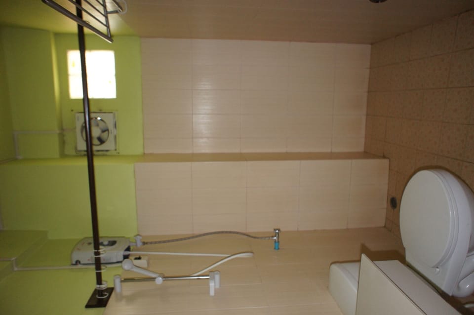 Shower, free toiletries