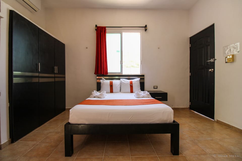 Basic Room | Individually furnished, laptop workspace, soundproofing, free WiFi