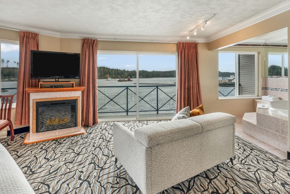 Honeymoon Room, 1 King Bed, Jetted Tub, Ocean View | Premium bedding, minibar, desk, blackout drapes