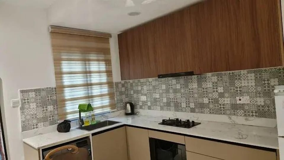 Economy Apartment, Balcony, City View | Private kitchen | Fridge, microwave, oven, stovetop