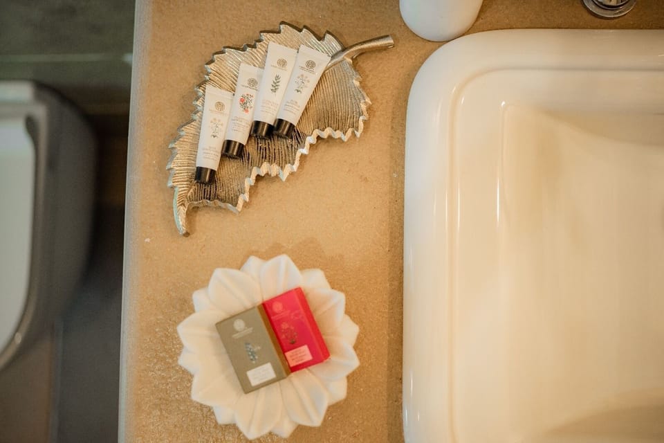 Jungle Cottage with Bathtub | Bathroom | Shower, free toiletries, towels, soap