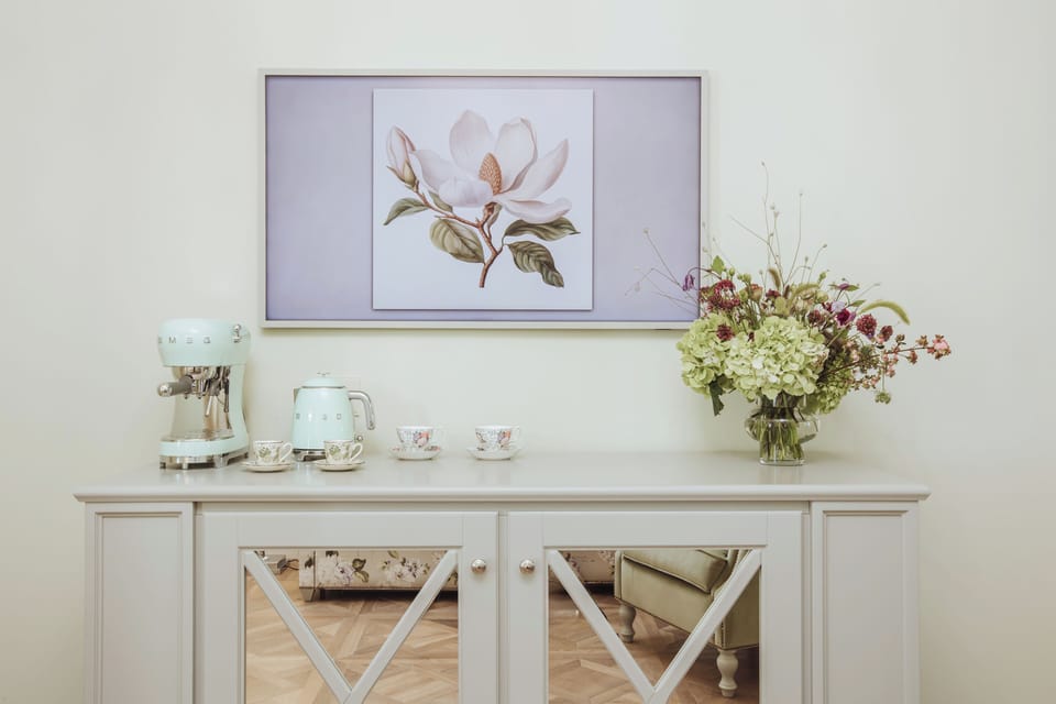 Junior Suite | Living area | 25-inch flat-screen TV with digital channels, Netflix