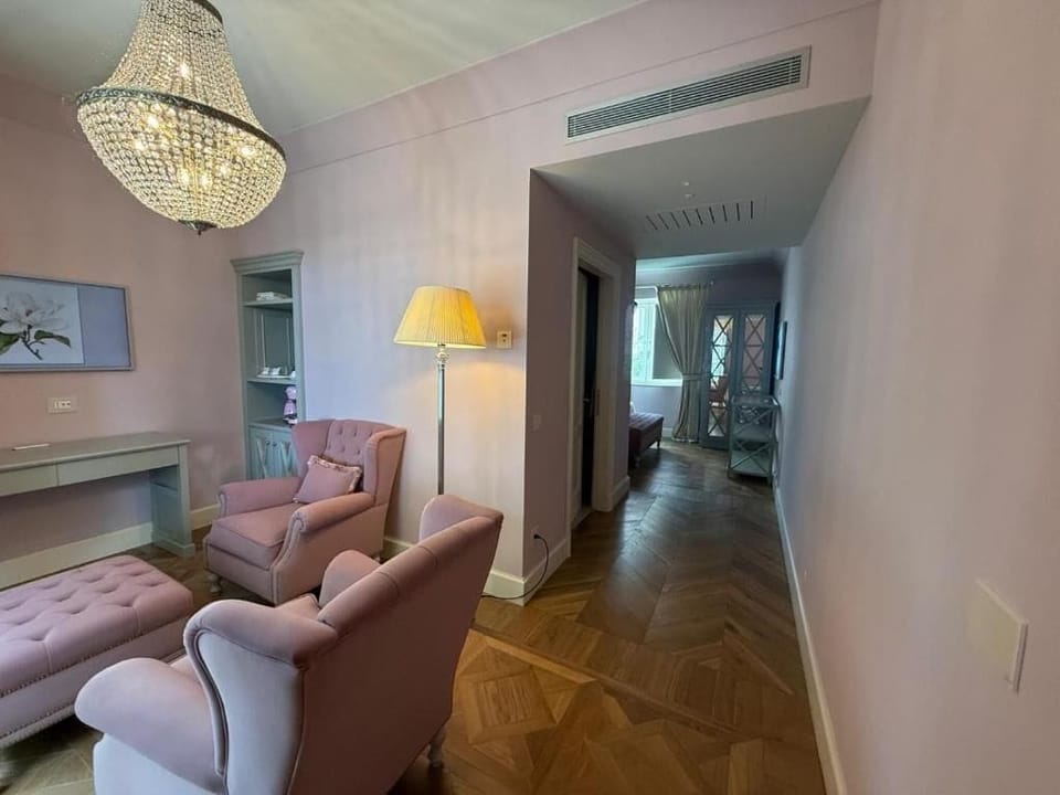 Luxury Suite | Minibar, in-room safe, desk, laptop workspace