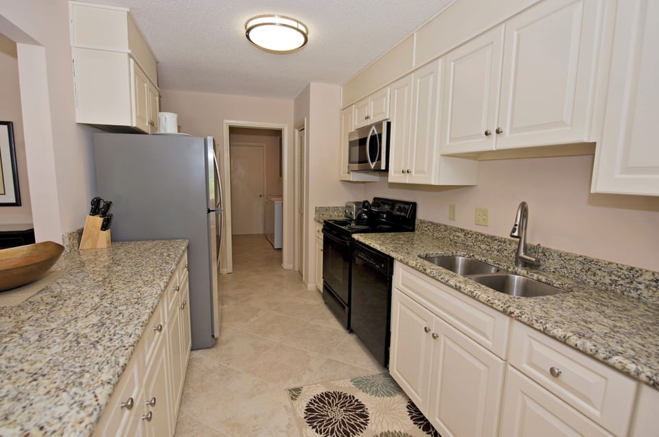 Coffee/tea maker, dining table