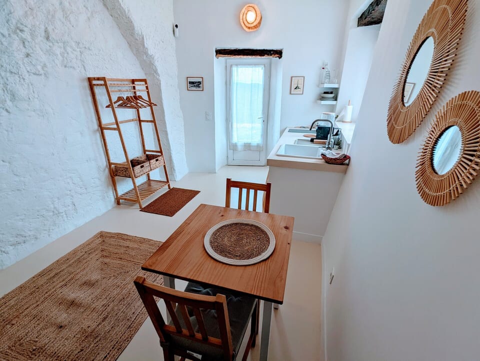 Superior Studio, Ensuite, Valley View | Free WiFi