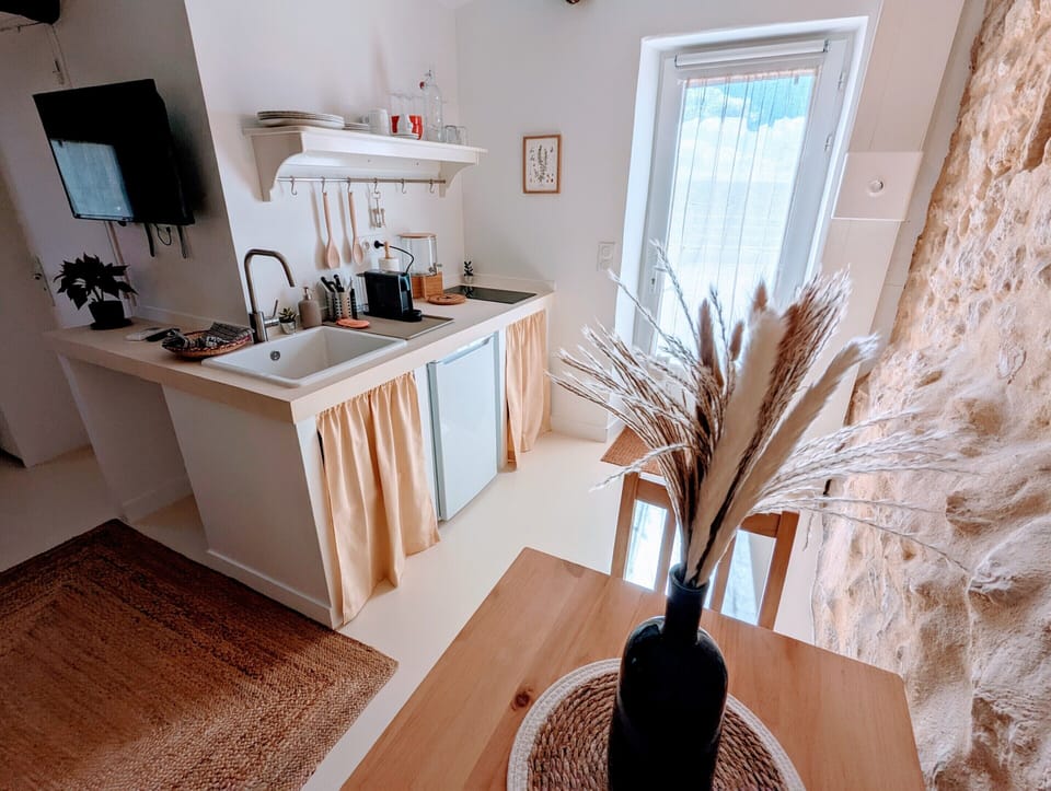 Superior Studio, Ensuite, Valley View | Free WiFi