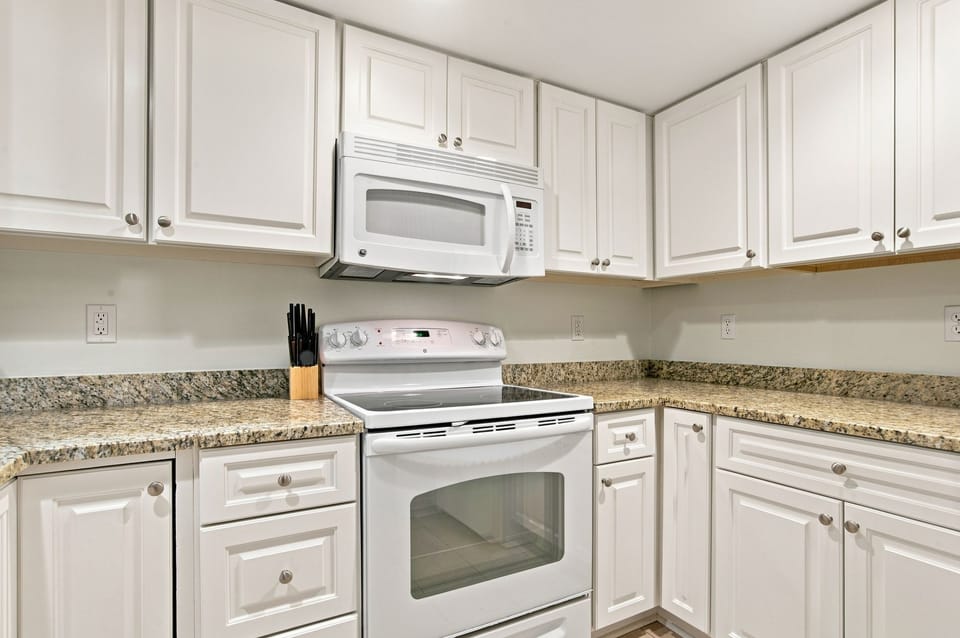 Villa, 1 King Bed, Kitchen, Garden View (298 Stoney Creek Villa) | Private kitchen | Coffee/tea maker