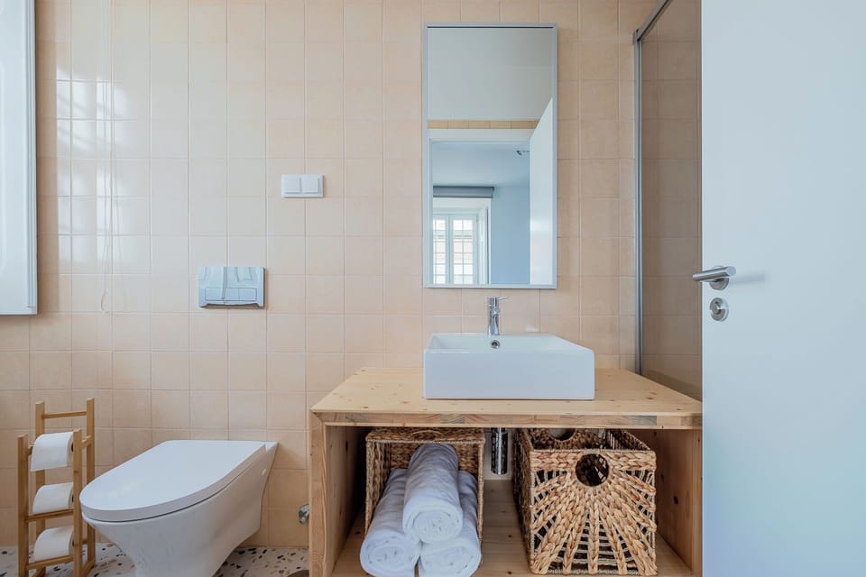Classic Twin Room, Sea View | Bathroom | Shower, hair dryer, towels, shampoo