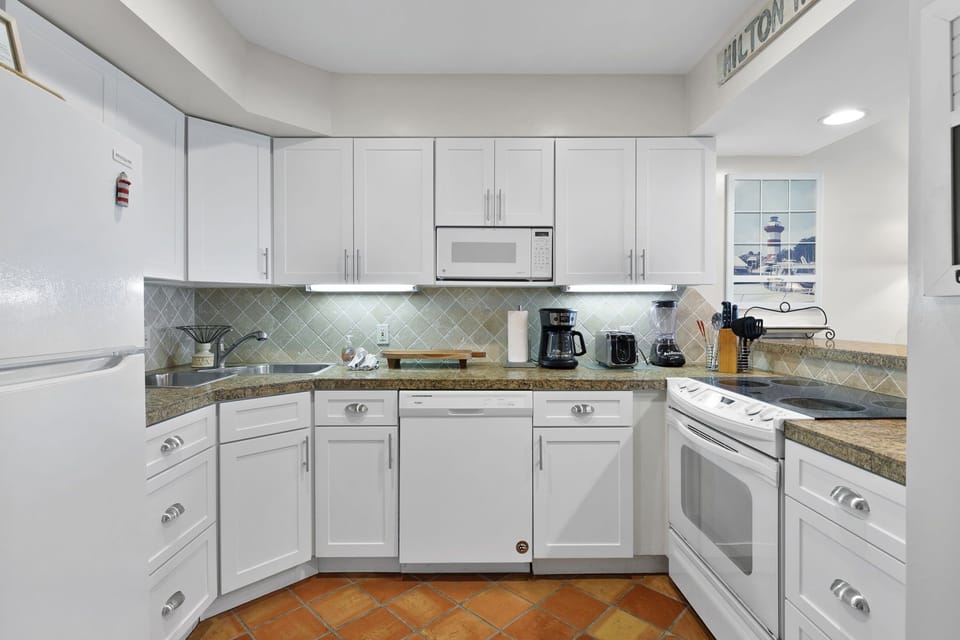 Villa, 1 King Bed with Sofa bed, Kitchen (708 Schooner Court) | Private kitchen | Coffee/tea maker, dining tables