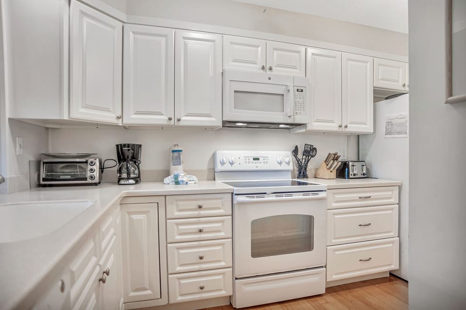 Villa, Multiple Beds, Kitchen, Golf View (536 Plantation Club Villas) | Private kitchen | Coffee/tea maker, dining table