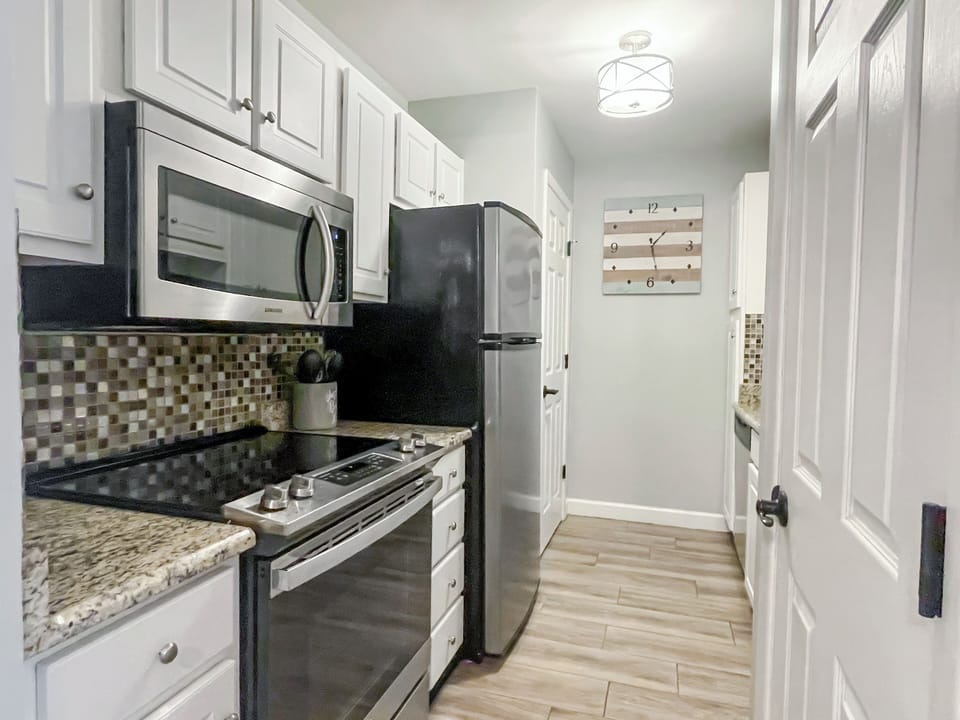Villa, 1 King Bed with Sofa bed, Kitchen, Garden View (870 Ketch Court) | Private kitchen | Coffee/tea maker, dining tables