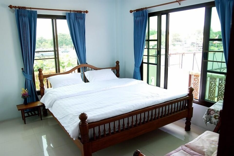 Room (PetchPailin / Petcharat (Large Room)) | Free WiFi