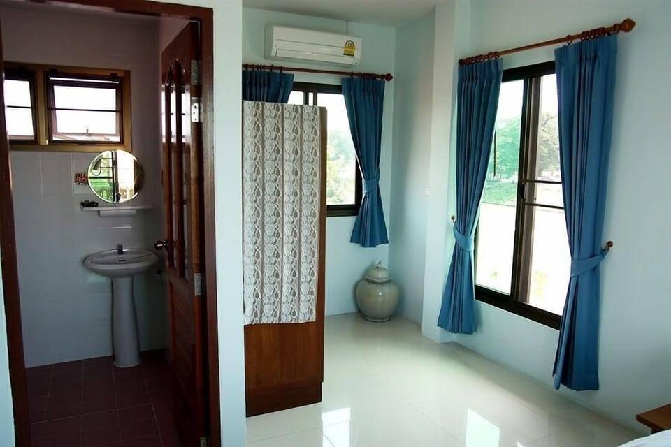 Room (PetchPailin / Petcharat (Large Room)) | Bathroom | Free toiletries, hair dryer