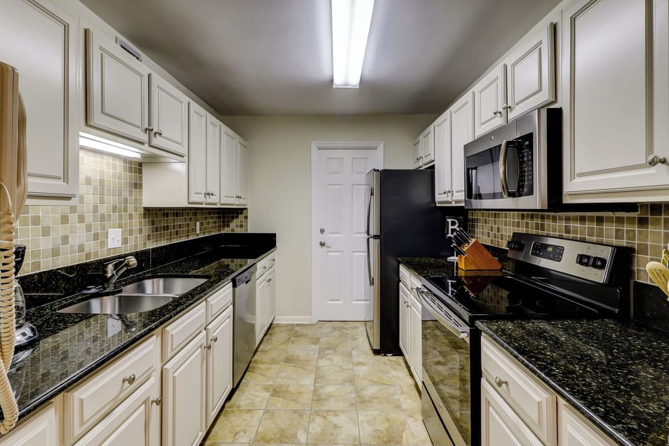 Villa, 1 King Bed with Sofa bed, Kitchen, Garden View (920 Cutter Court) | Private kitchen | Coffee/tea maker, dining tables