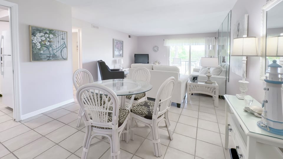 Villa, 1 King Bed with Sofa bed, Kitchen (1805 Bluff Villas) | Living area | 42-inch flat-screen TV with digital channels