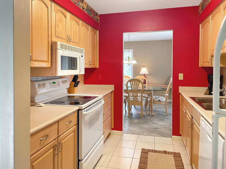 Coffee/tea maker, dining table