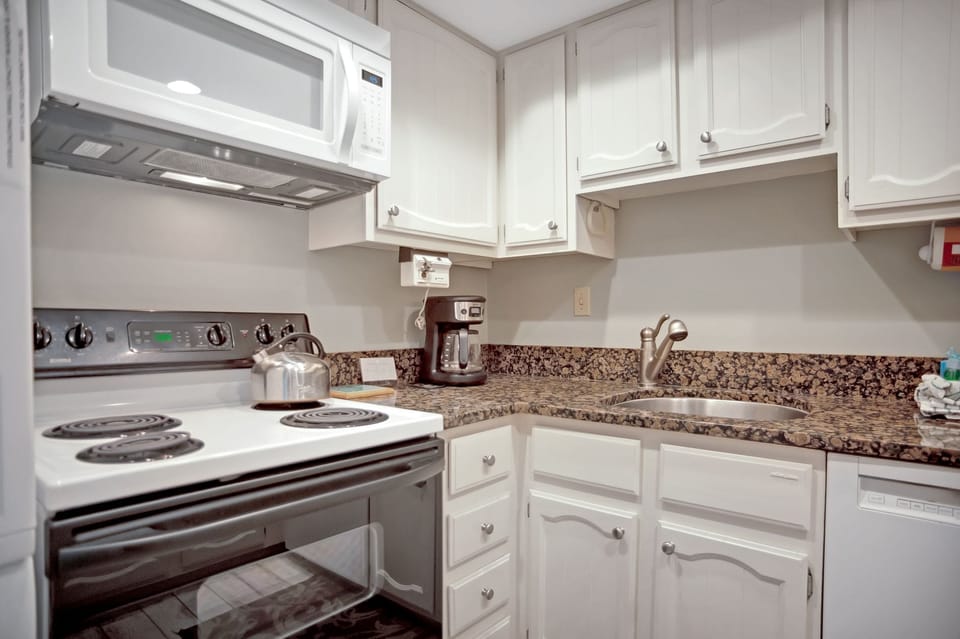 Villa, 1 King Bed with Sofa bed, Kitchen (1739 Bluff Villas) | Private kitchen | Coffee/tea maker, dining tables