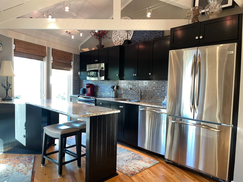 Villa, 1 Queen Bed, Kitchen (2070 Deer Island) | Private kitchen | Fridge, microwave, oven, stovetop