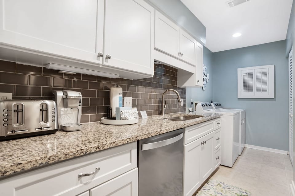 Villa, 1 King Bed with Sofa bed, Kitchen, Golf View (2352 Racquet Club) | Private kitchen | Coffee/tea maker, dining tables