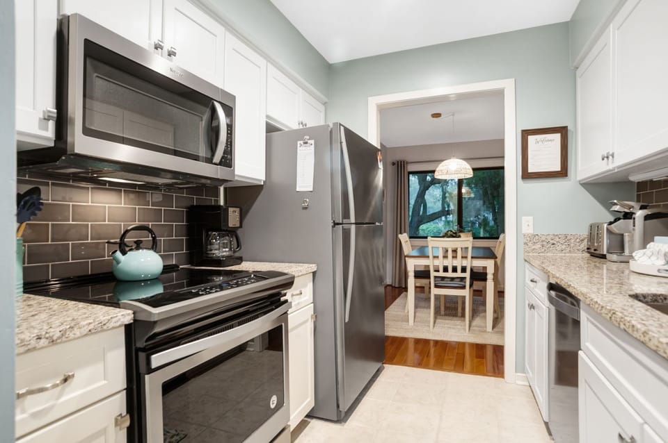 Villa, 1 King Bed with Sofa bed, Kitchen, Golf View (2352 Racquet Club) | Private kitchen | Coffee/tea maker, dining tables