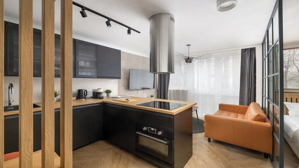 Studio (111) | Private kitchen | Fridge, stovetop, electric kettle, cookware/dishes/utensils