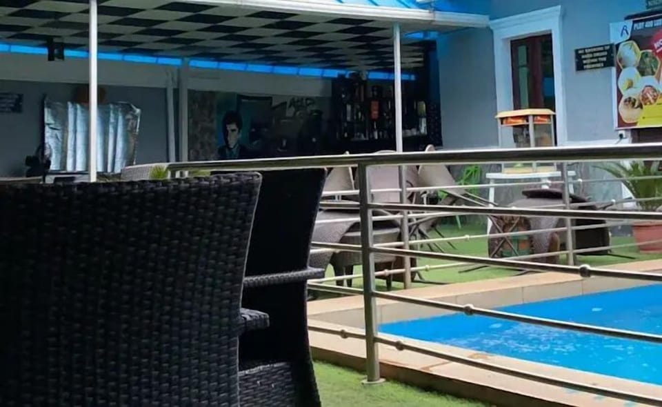 Swim-up bar