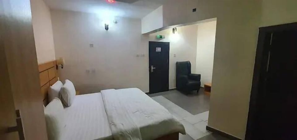 Deluxe Room, Balcony, City View | Desk, laptop workspace, blackout drapes, soundproofing