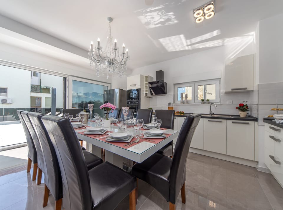 Villa (Five Bedroom Holiday Home with Pool) | Dining room