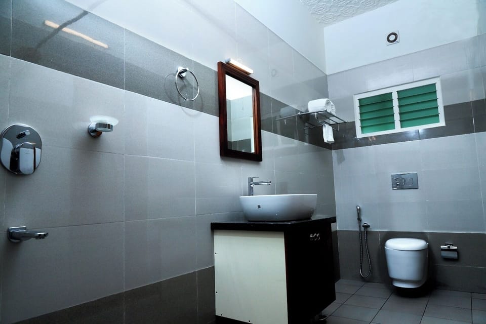 Comfort Double Room | Bathroom | Shower, free toiletries, towels, soap