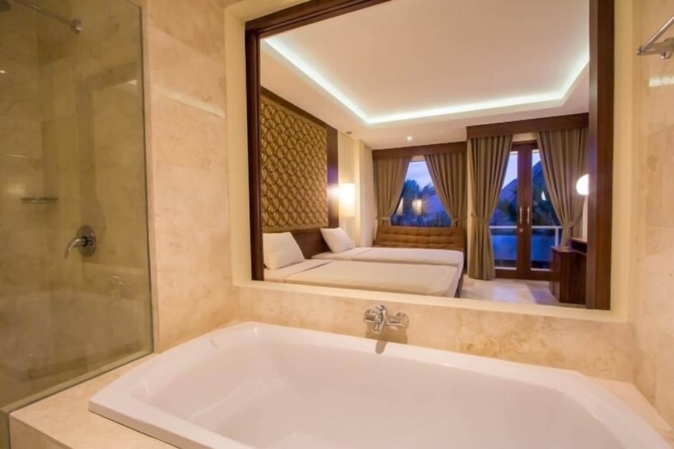 Shower, free toiletries, towels