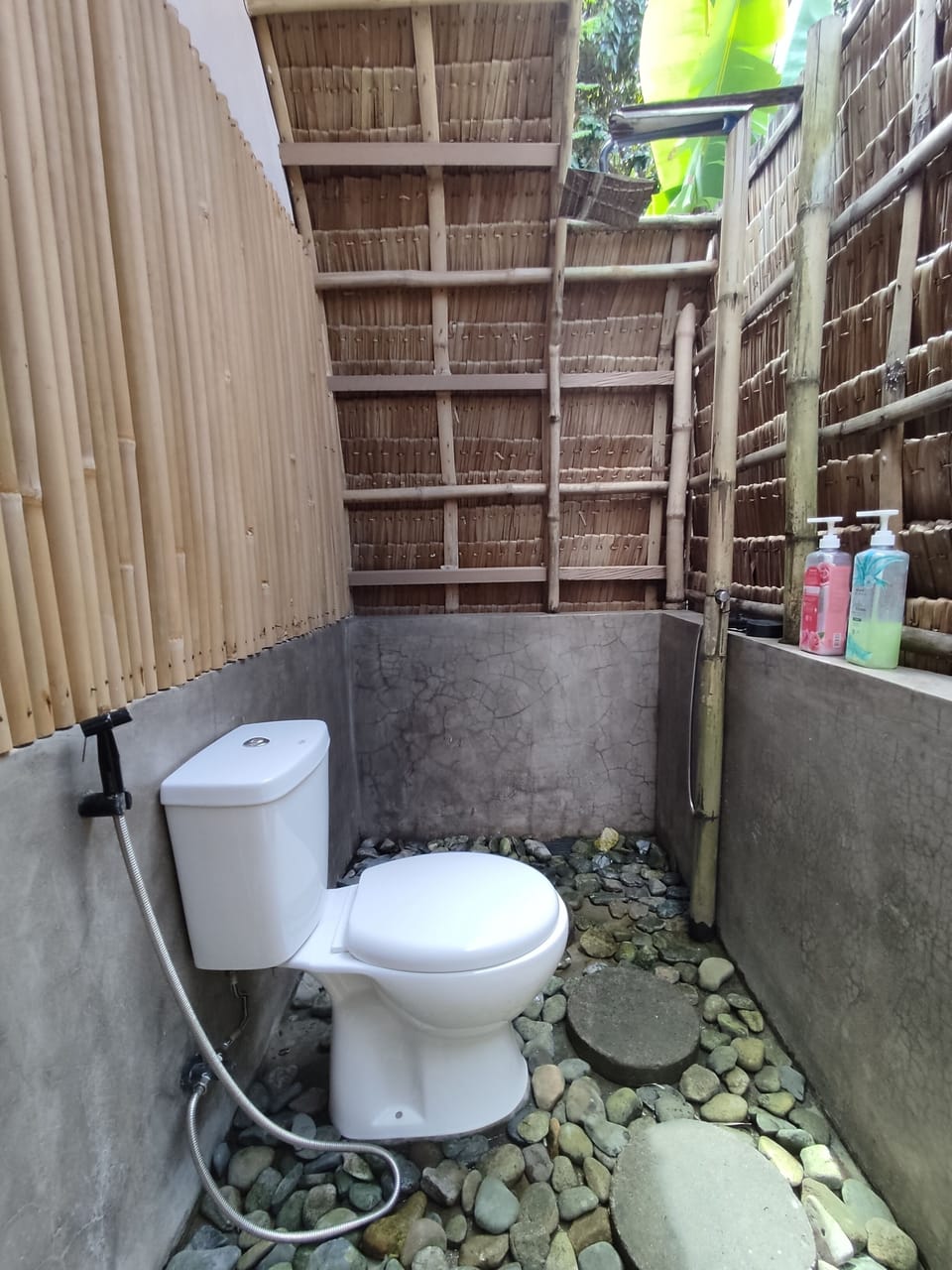 Standard Room, 1 Double Bed | Bathroom | Shower, free toiletries, bidet, soap