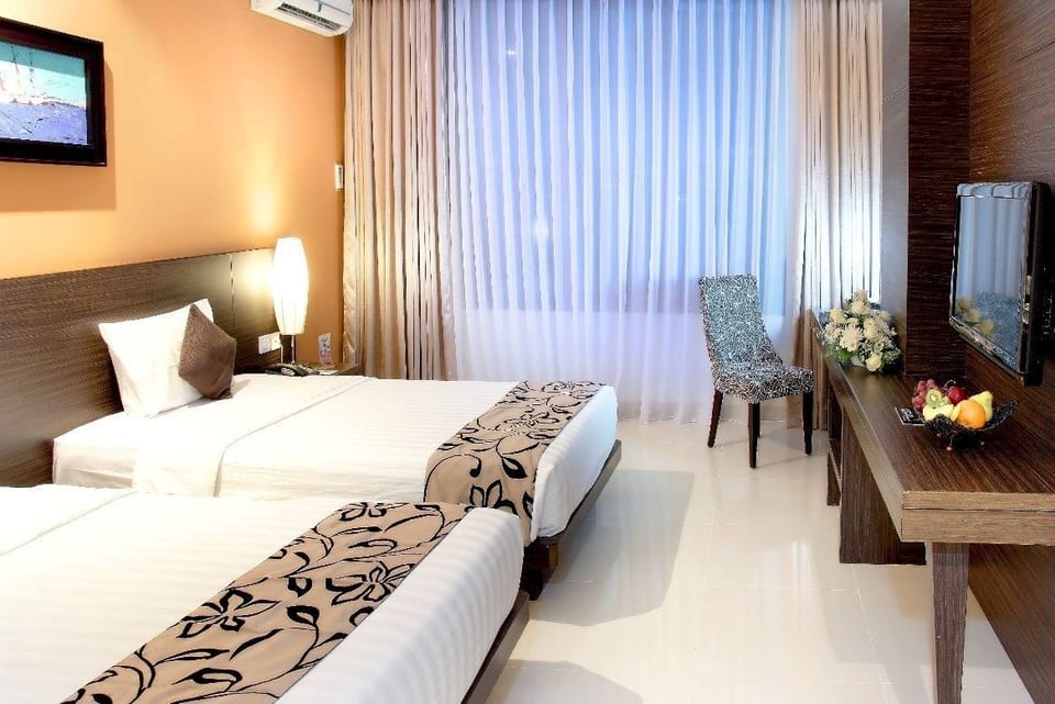 Deluxe Room, 2 Twin Beds | Minibar, in-room safe, desk, rollaway beds