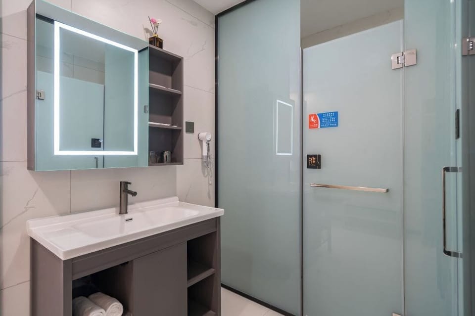 Superior Single Room | Bathroom | Shower, free toiletries, hair dryer, towels