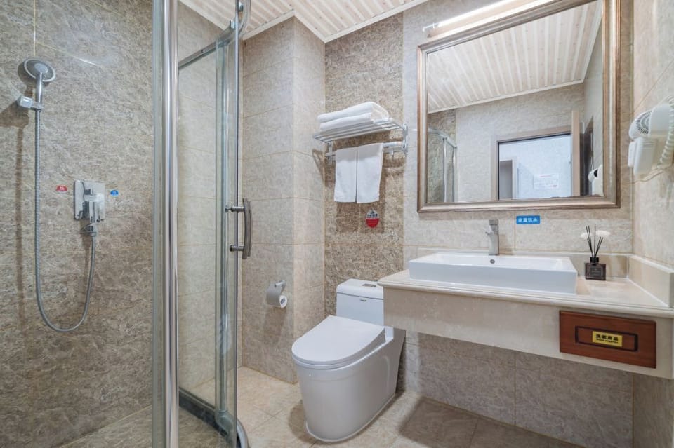 Superior Twin Room | Bathroom | Shower, free toiletries, hair dryer, towels