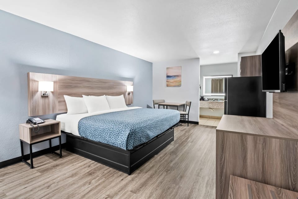 Standard Single Room, 1 King Bed, Non Smoking (Efficiency) | Memory foam beds, desk, free WiFi, bed sheets