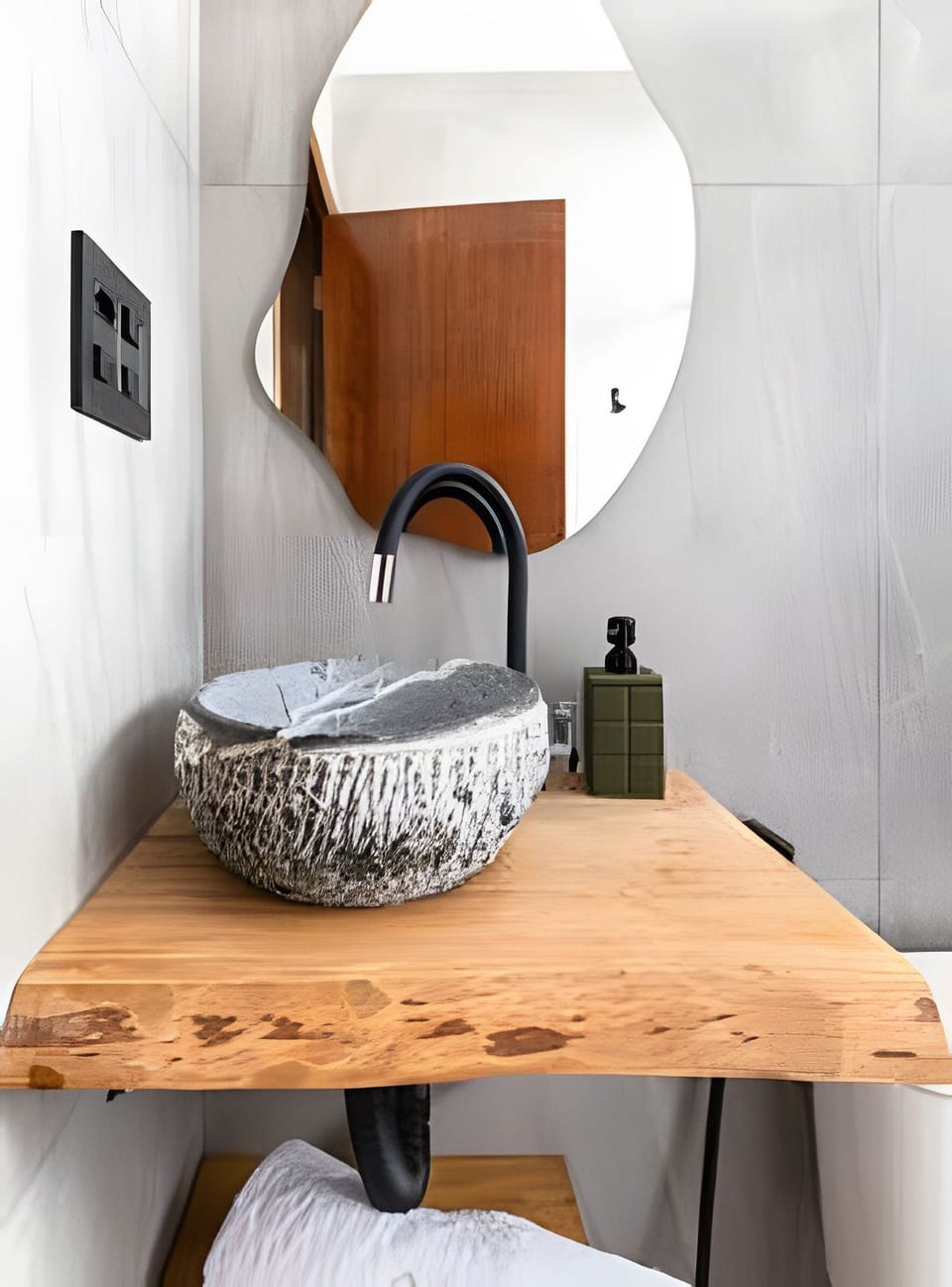 Apartment | Bathroom | Shower, free toiletries, hair dryer, towels