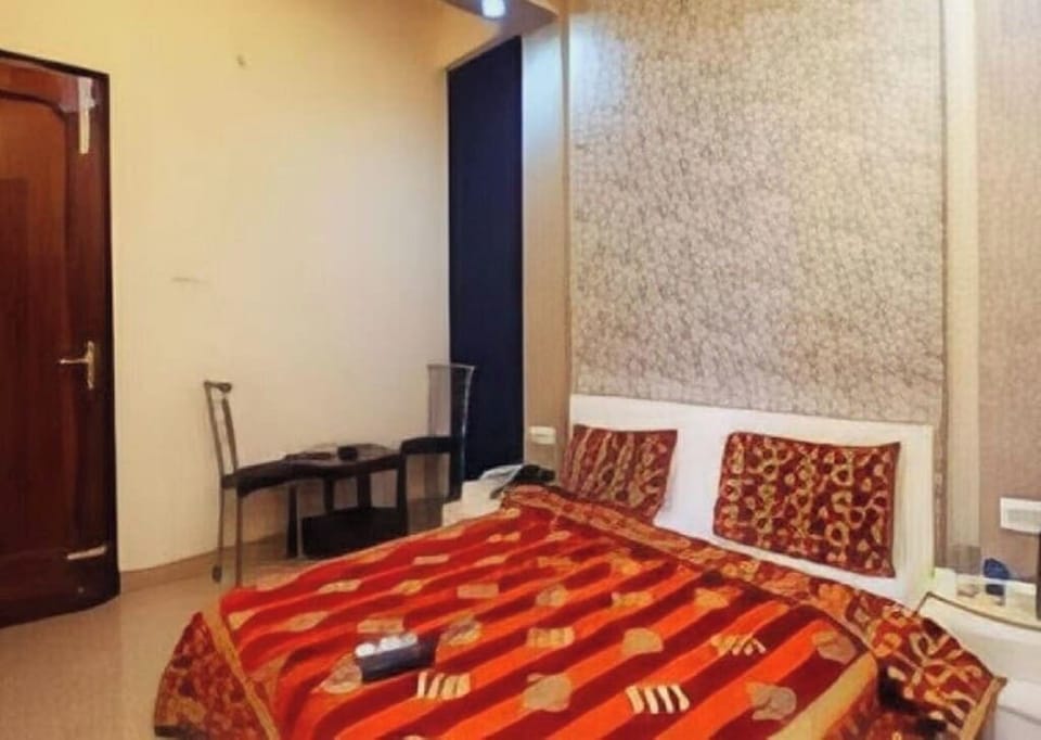 Hypo-allergenic bedding, in-room safe, desk, soundproofing