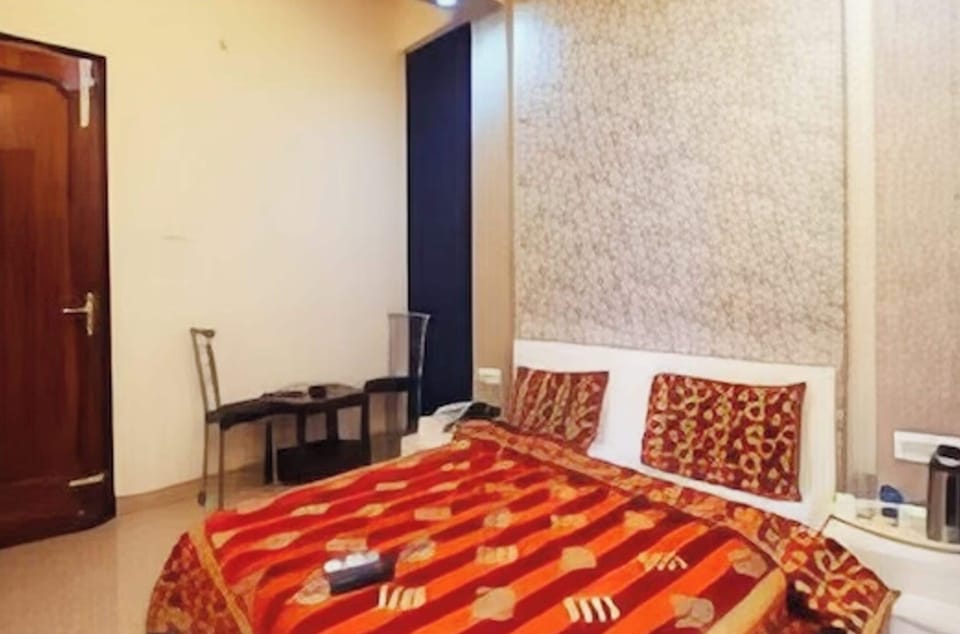 Deluxe Double Room | Hypo-allergenic bedding, in-room safe, desk, soundproofing