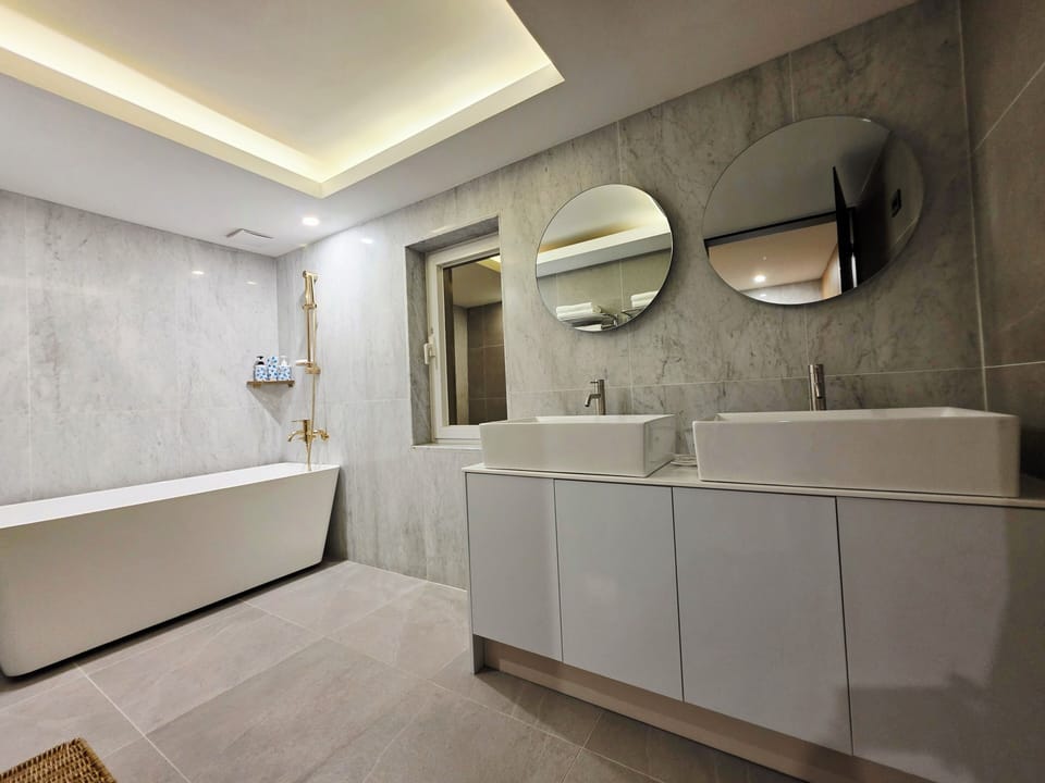 Superior Quadruple Room, Multiple Beds, Non Smoking | Bathroom | Hair dryer, bathrobes, slippers, bidet