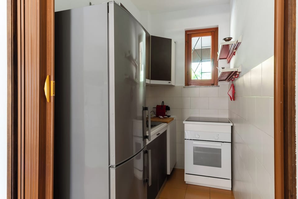 Comfort Apartment | Private kitchenette | Full-size fridge, microwave, oven, stovetop