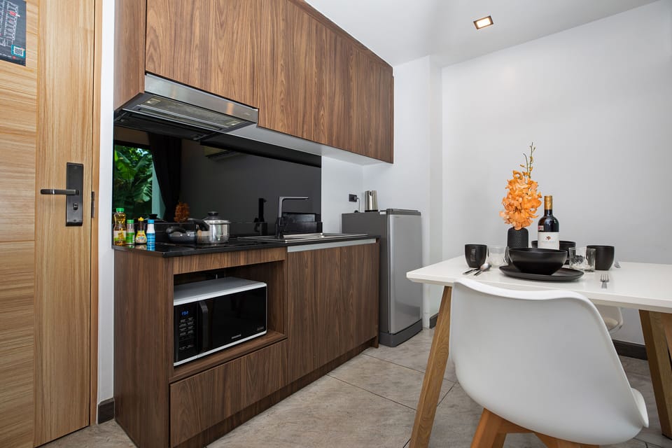 Design Condo, 1 Bedroom, Balcony | Private kitchen | Electric kettle