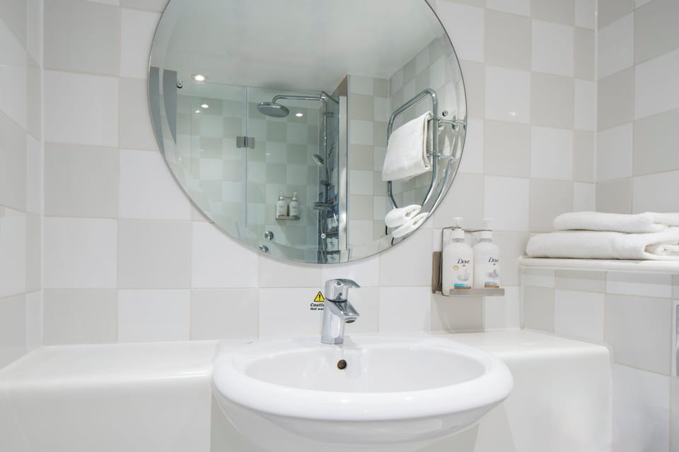 Combined shower/tub, free toiletries, hair dryer, towels
