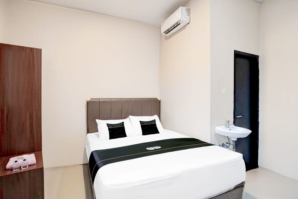 Deluxe Double Room | Desk, WiFi (free), bed sheets