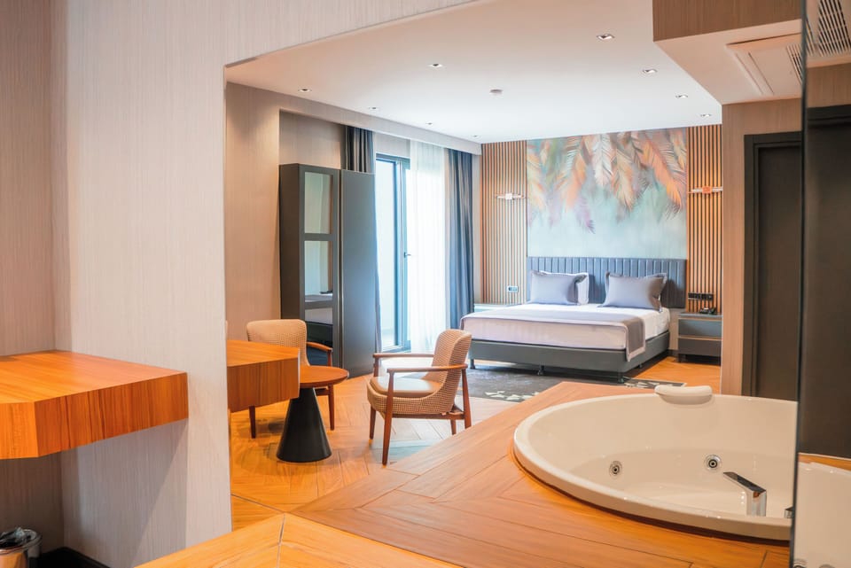 Superior Jacuzzi | Minibar, in-room safe, desk, laptop workspace