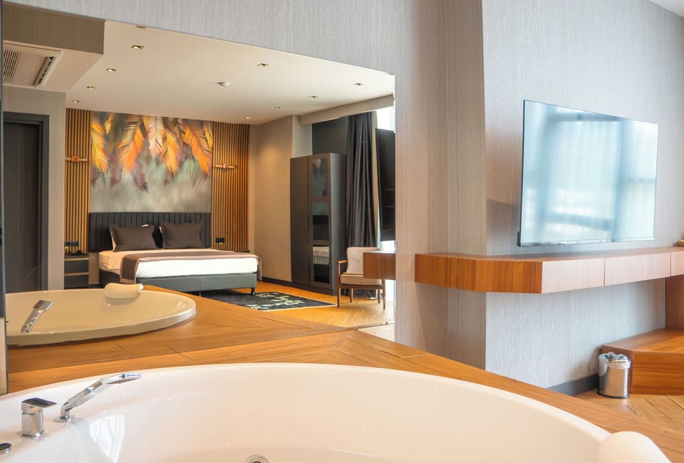 Superior Jacuzzi | Minibar, in-room safe, desk, laptop workspace