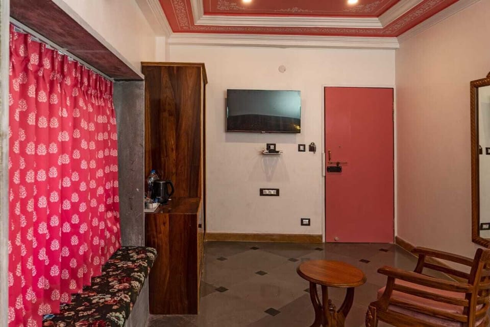 Deluxe Double Room | Living area
