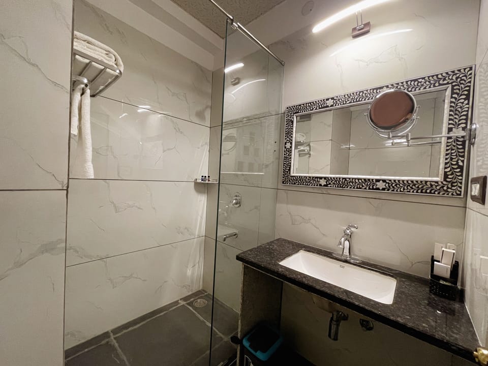 Presidential Studio Suite, 1 King Bed | Bathroom | Shower, free toiletries, hair dryer, towels