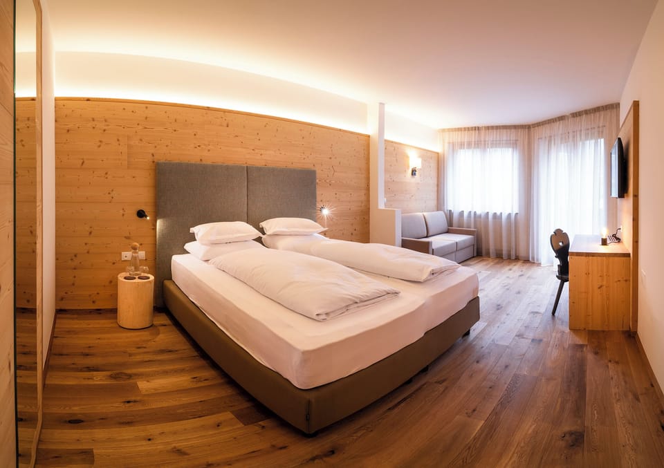 Economy Double Room, Balcony, Park View | Minibar, in-room safe, desk, blackout drapes