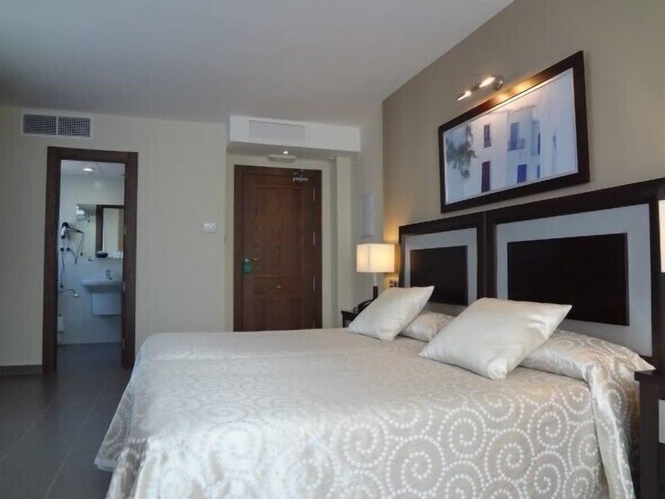 Superior Double Room | Desk, laptop workspace, blackout drapes, free WiFi